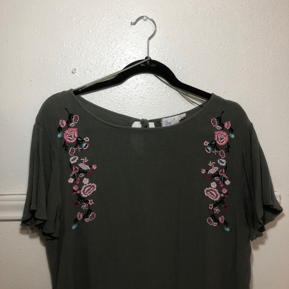 Green blouse with/flowers